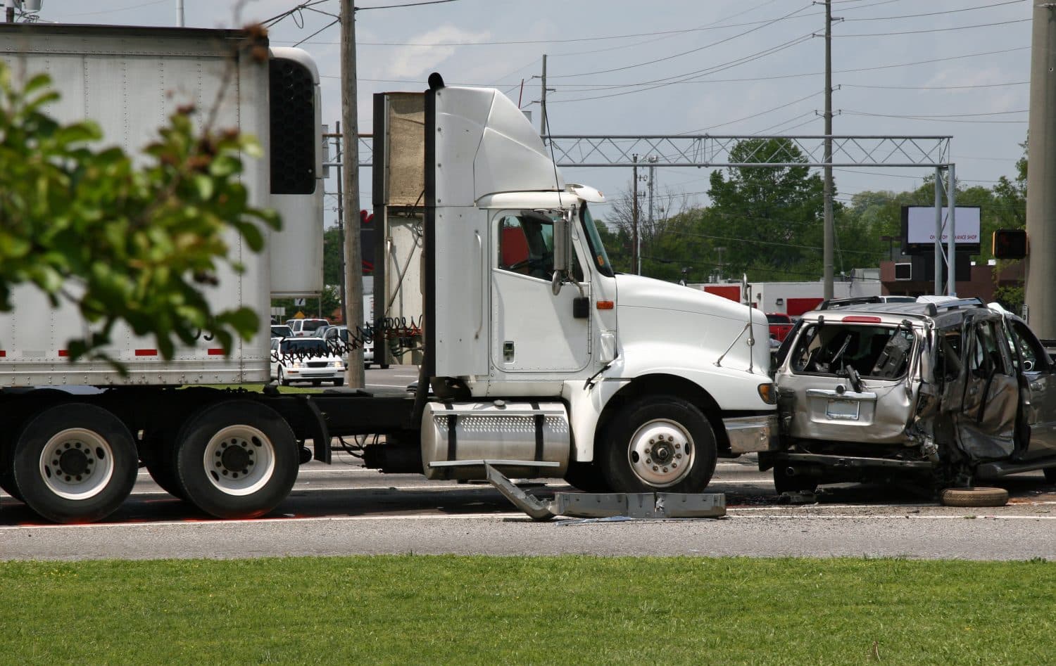 An Arkansas truck accident with an SUV has left the smaller vehicle with severe damages.